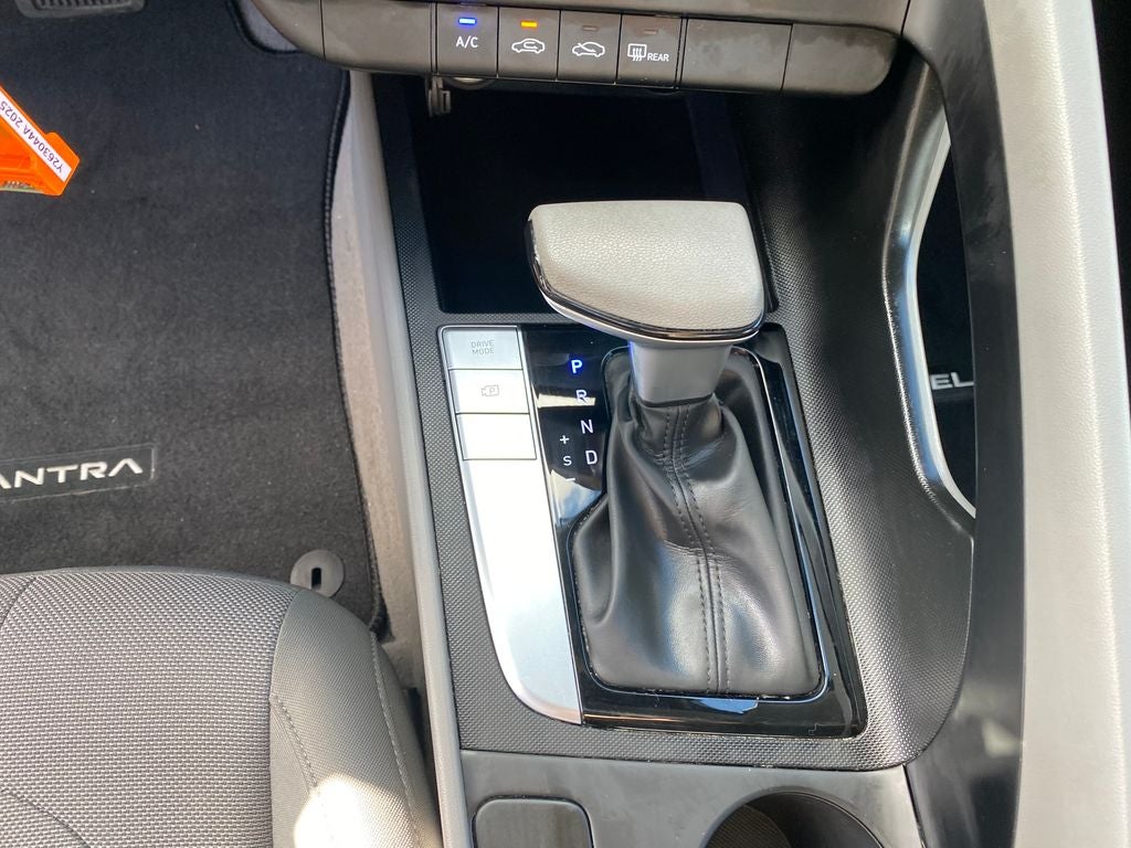 2025 Hyundai Elantra SE